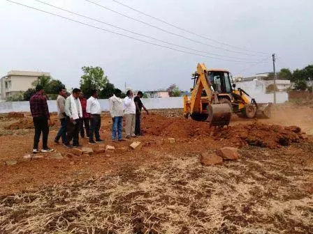 गोकुलपुर में अवैध प्लॉटिंग पर बड़ी कार्रवाई, सड़क निर्माण ध्वस्त कर सामग्री जब्त गोकुलपुर में अवैध प्लॉटिंग पर बड़ी कार्रवाई, सड़क निर्माण ध्वस्त कर सामग्री जब्त