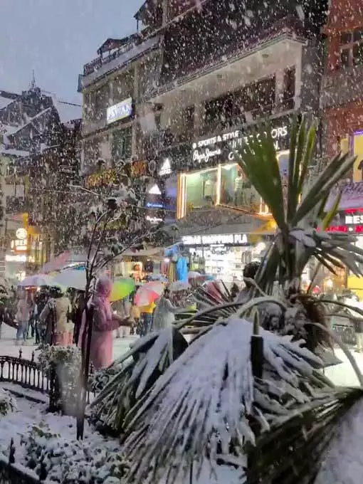 गंगोत्री-यमुनोत्री धाम में ताजा बर्फबारी, मौसम विभाग ने जारी की चेतावनी गंगोत्री-यमुनोत्री धाम में ताजा बर्फबारी, मौसम विभाग ने जारी की चेतावनी