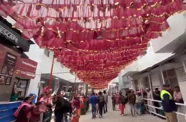 Katra: नवरात्रि के पावन अवसर से पहले मंदिर सजावट जोरों पर Katra: नवरात्रि के पावन अवसर से पहले मंदिर सजावट जोरों पर
