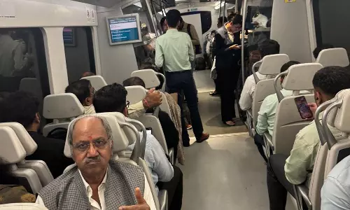 बृजमोहन अग्रवाल ने मेट्रो में किया सफर, रायपुर में भी चलाने का दिलाया भरोसा बृजमोहन अग्रवाल ने मेट्रो में किया सफर, रायपुर में भी चलाने का दिलाया भरोसा
