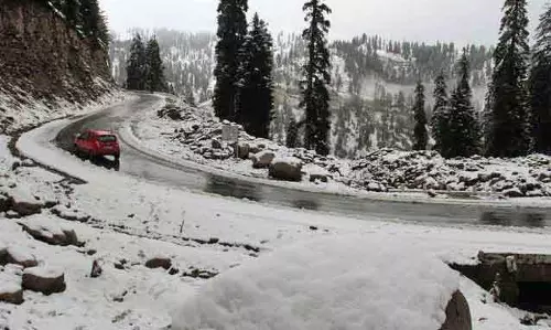 Kashmir के ऊंचे इलाकों में ताज़ा बर्फबारी