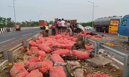 Odisha; बालासोर में आलू से लदा ट्रक डिवाइडर से टकराया, दो की मौत Odisha; बालासोर में आलू से लदा ट्रक डिवाइडर से टकराया, दो की मौत