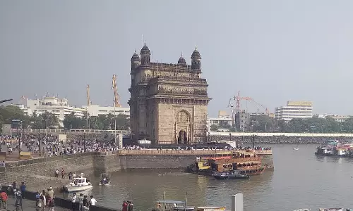 सरकार ने पर्यटकों की भीड़ कम करने के लिए Gateway ऑफ़ इंडिया पर आधुनिक जेटी बनाने की योजना बनाई सरकार ने पर्यटकों की भीड़ कम करने के लिए Gateway ऑफ़ इंडिया पर आधुनिक जेटी बनाने की योजना बनाई