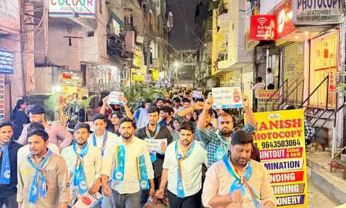 NSUI ने डीयू में एलपीजी कमी पर थाली-ताली अभियान चलाया