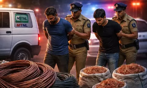 पुलिस ने MTNL के तांबे के केबल चुराने के आरोप में 2 को गिरफ्तार किया, ₹5.3 लाख का सामान ज़ब्त पुलिस ने MTNL के तांबे के केबल चुराने के आरोप में 2 को गिरफ्तार किया, ₹5.3 लाख का सामान ज़ब्त