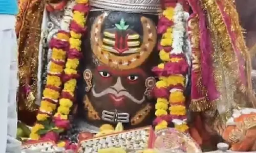 चैत्र नवरात्रि के पहले दिन अर्धचांद और त्रिपुंड से सजे बाबा महाकाल, अद्भुत शृंगार ने मोह लिया भक्तों का मन