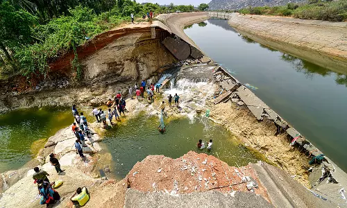 Karnataka : लेफ्ट बैंक नहर में दरार से कोप्पल और रायचूर में धान के खेत जलमग्न