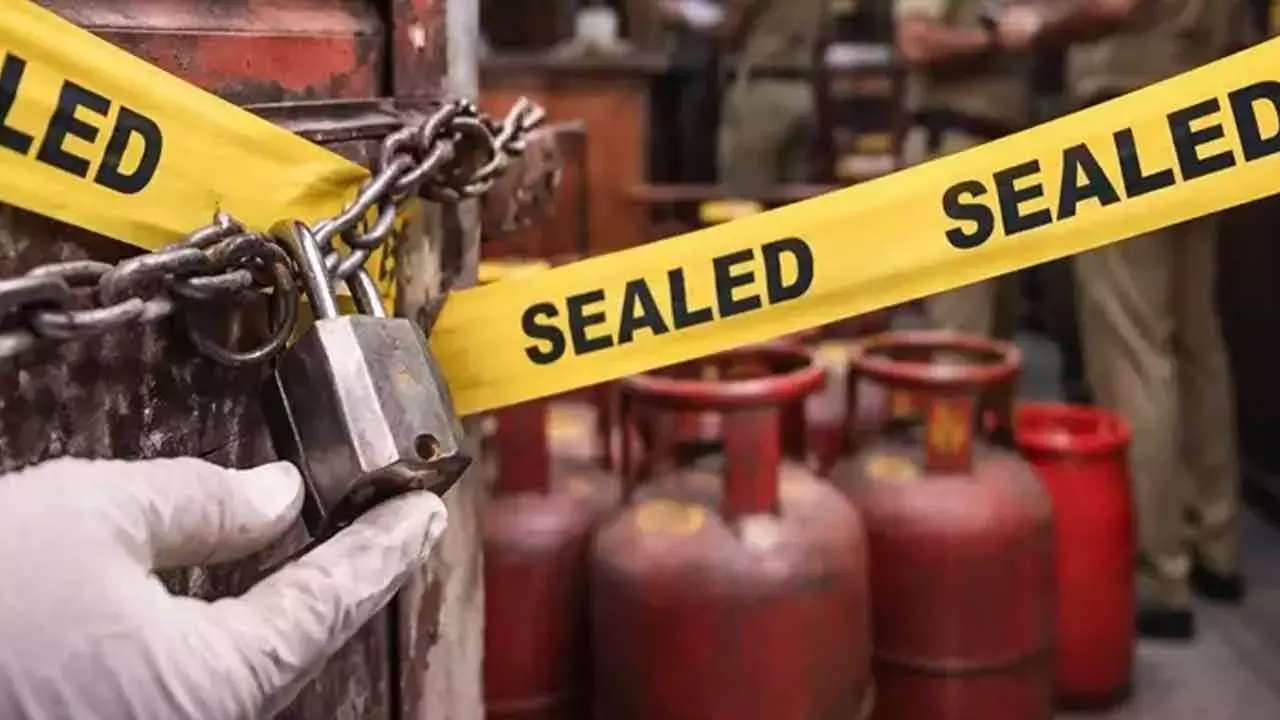 Telangana: घरेलू LPG सिलेंडरों के दुरुपयोग पर रोक लगाने के लिए भोजनालयों पर कार्रवाई Telangana: घरेलू LPG सिलेंडरों के दुरुपयोग पर रोक लगाने के लिए भोजनालयों पर कार्रवाई