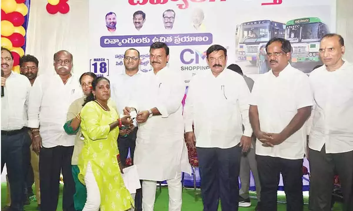 Andhra: कोल्लू रविंद्र ने दिव्यांगों के लिए मुफ्त बस को हरी झंडी दिखाई