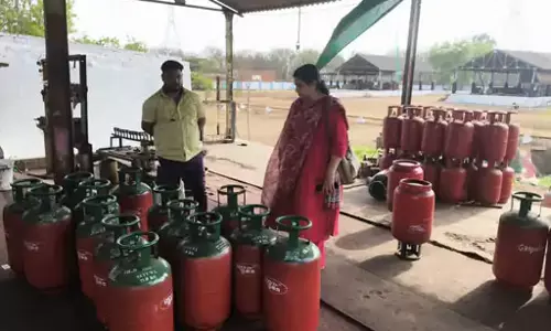 दुर्ग में 599 गैस सिलेंडर जब्त दुर्ग में 599 गैस सिलेंडर जब्त