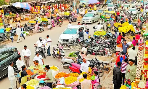 Chikkaballapura : उगादी त्योहार के लिए खरीदारी जोरों पर है
