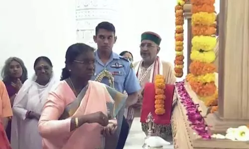 अयोध्या पहुंचीं राष्ट्रपति द्रौपदी मुर्मु ,‘श्रीराम यंत्र’ स्थापना पूजन में हुईं शामिल अयोध्या पहुंचीं राष्ट्रपति द्रौपदी मुर्मु ,‘श्रीराम यंत्र’ स्थापना पूजन में हुईं शामिल
