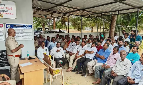 Circle इंस्पेक्टर के कार्यालय में दलितों की शिकायत बैठक: मंदिर प्रवेश पर चर्चा