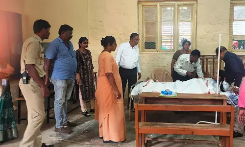 SSLC परीक्षा: एक छात्र ने स्ट्रेचर पर बैठकर परीक्षा दी SSLC परीक्षा: एक छात्र ने स्ट्रेचर पर बैठकर परीक्षा दी