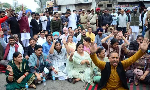 Jalandhar में तोड़फोड़ के विरोध प्रदर्शन को लेकर कांग्रेस और BJP के 24 नेताओं पर केस दर्ज Jalandhar में तोड़फोड़ के विरोध प्रदर्शन को लेकर कांग्रेस और BJP के 24 नेताओं पर केस दर्ज