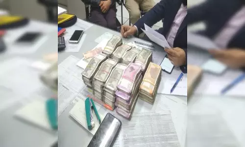 पश्चिम बंगाल में चुनावी प्रक्रिया के बीच दो स्थानों से भारी मात्रा में नकदी बरामद पश्चिम बंगाल में चुनावी प्रक्रिया के बीच दो स्थानों से भारी मात्रा में नकदी बरामद