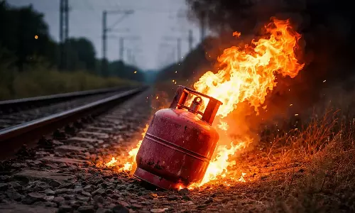 LPG संकट के बीच, कानपुर के पास रेलवे ट्रैक के करीब जलता हुआ सिलेंडर मिला LPG संकट के बीच, कानपुर के पास रेलवे ट्रैक के करीब जलता हुआ सिलेंडर मिला