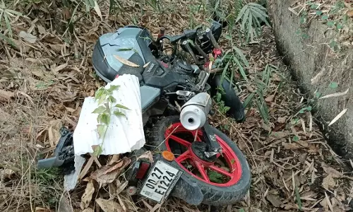Odisha: NH-57 पर तेज़ रफ़्तार बाइक दुर्घटना में दो भाइयों की मौत, एक की हालत गंभीर Odisha: NH-57 पर तेज़ रफ़्तार बाइक दुर्घटना में दो भाइयों की मौत, एक की हालत गंभीर