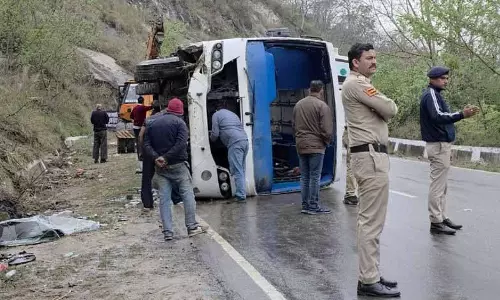 Una District में तीर्थयात्रियों से भरी बस पलटी, कंडक्टर की मौत Una District में तीर्थयात्रियों से भरी बस पलटी, कंडक्टर की मौत