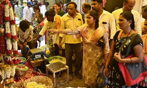 Bellary: हर जगह उगादी का जश्न, खरीदारी में तेज़ी