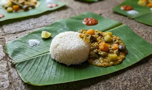 Odisha: केंद्रपाड़ा में दूषित डालमा खाने से 40 लोग बीमार, बर्तन में मिला सांप Odisha: केंद्रपाड़ा में दूषित डालमा खाने से 40 लोग बीमार, बर्तन में मिला सांप