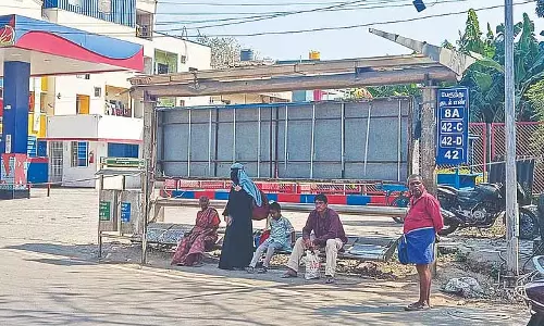 Chennai: पट्टालम में टूटा हुआ बस शेल्टर चिंता का विषय, क्योंकि गर्मी जल्दी शुरू
