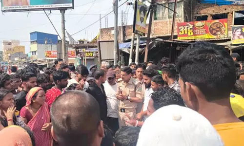 सिर कटे शव की बरामदगी की गुत्थी सुलझी, महिला सहित तीन गिरफ्तार सिर कटे शव की बरामदगी की गुत्थी सुलझी, महिला सहित तीन गिरफ्तार