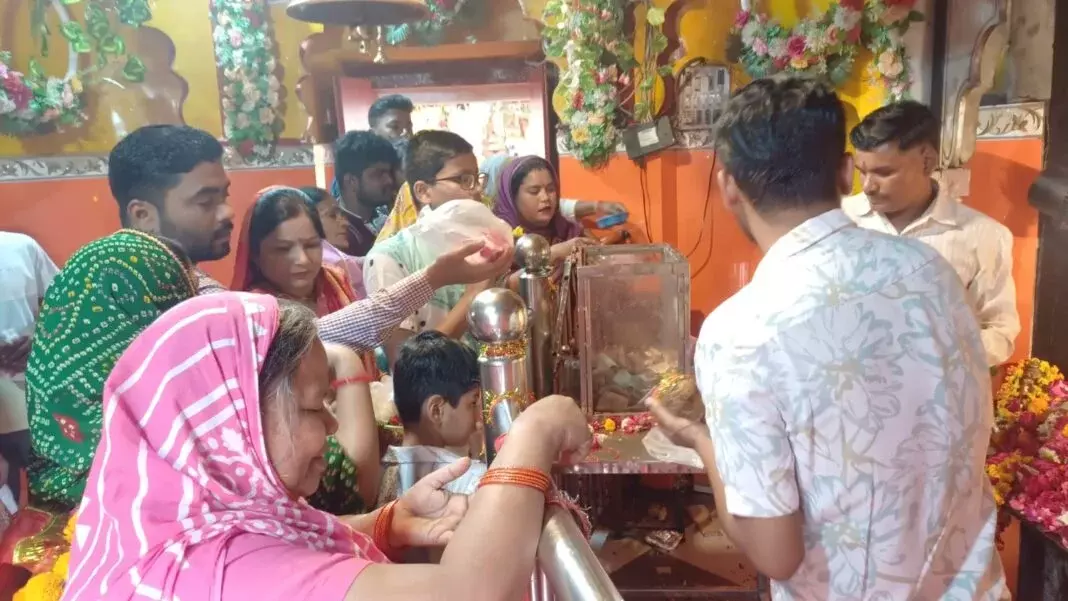 Farrukhabad: माता शैलपुत्री की पूजा के लिए श्रद्धालुओं का सैलाब