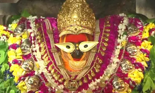 Mirzapur: मां विंध्यवासिनी के दर्शन को उमड़ा जनसैलाब Mirzapur: मां विंध्यवासिनी के दर्शन को उमड़ा जनसैलाब