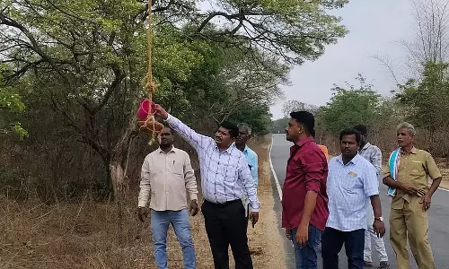 मूक जीवों की प्यास बुझाने के लिए Jal Sanjeevani: सड़कों के किनारे पानी से भरे बर्तन मूक जीवों की प्यास बुझाने के लिए Jal Sanjeevani: सड़कों के किनारे पानी से भरे बर्तन