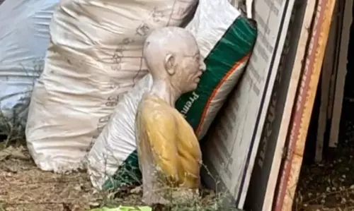 घोर अपमान, कचरे-मलबे के ढेर में महात्मा गांधी की प्रतिमा घोर अपमान, कचरे-मलबे के ढेर में महात्मा गांधी की प्रतिमा