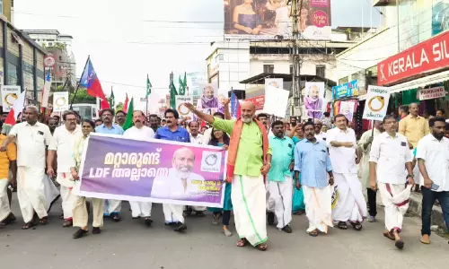 Kerala : वामपंथी उम्मीदवार रोड शो के साथ सक्रिय रूप से प्रचार कर रहे हैं Kerala : वामपंथी उम्मीदवार रोड शो के साथ सक्रिय रूप से प्रचार कर रहे हैं