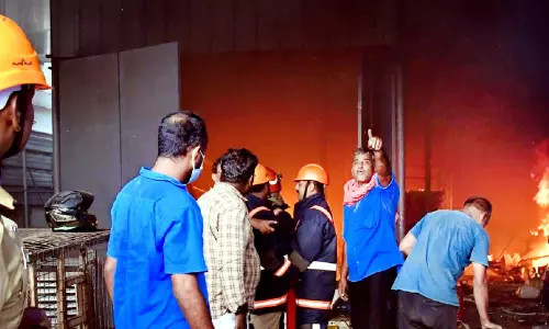 Kerala : पुल्लेपाडी में एकर गोदाम में भीषण आग लगी Kerala : पुल्लेपाडी में एकर गोदाम में भीषण आग लगी