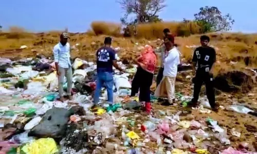 Kumbala में रात के अंधेरे में कूड़ा फेंका गया; पंचायत अधिकारियों ने मौके का दौरा किया Kumbala में रात के अंधेरे में कूड़ा फेंका गया; पंचायत अधिकारियों ने मौके का दौरा किया