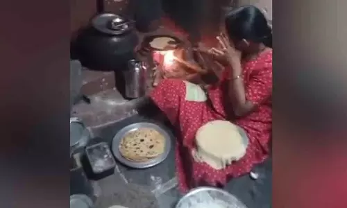 Zaheerabad शहर में गैस की कमी के कारण लोग लकड़ी के चूल्हों पर निर्भर Zaheerabad शहर में गैस की कमी के कारण लोग लकड़ी के चूल्हों पर निर्भर