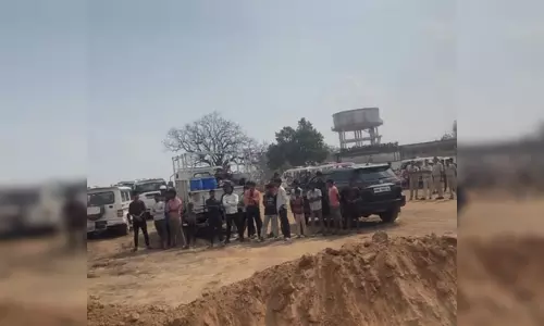 पूर्व मंत्री और कांग्रेस नेता के आवास पर चला बुलडोजर, खनन क्षेत्र की जमीन खाली कराई गई पूर्व मंत्री और कांग्रेस नेता के आवास पर चला बुलडोजर, खनन क्षेत्र की जमीन खाली कराई गई