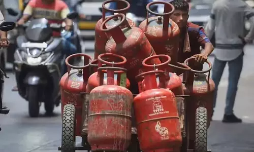 घबराकर गैस सिलेंडर बुक करने वालों के लिए अहम खबर...मोदी सरकार का बयान आया