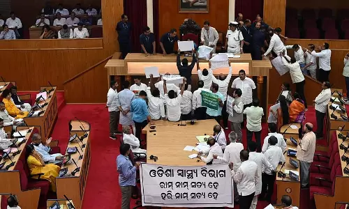 विपक्ष द्वारा स्वास्थ्य मंत्री के इस्तीफ़े की मांग के चलते Odisha विधानसभा तीन बार स्थगित हुई विपक्ष द्वारा स्वास्थ्य मंत्री के इस्तीफ़े की मांग के चलते Odisha विधानसभा तीन बार स्थगित हुई