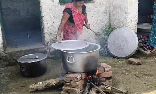 Bareilly: बेसिक स्कूलों में चूल्हे पर बन रहा मिड-डे मील Bareilly: बेसिक स्कूलों में चूल्हे पर बन रहा मिड-डे मील