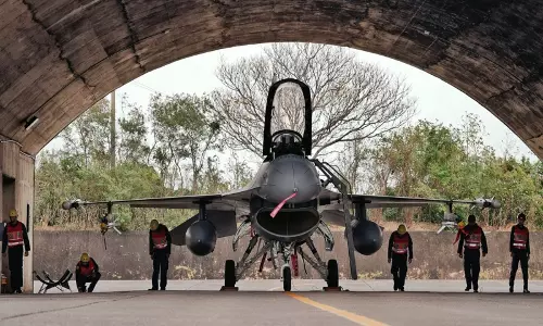 ताइवान ने अपने क्षेत्र के आसपास PLA के 12 विमानों, PLAN के 9 जहाजों और 2 सरकारी जहाजों का पता लगाया