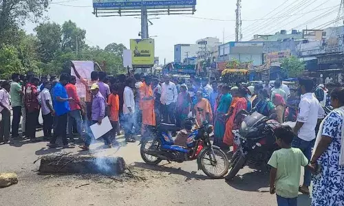 YouTuber वैष्णवी हत्याकांड: आरोपियों को फांसी देने की मांग को लेकर धरना YouTuber वैष्णवी हत्याकांड: आरोपियों को फांसी देने की मांग को लेकर धरना