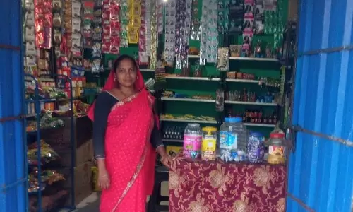किराना और चप्पल दुकान से लिखी आत्मनिर्भरता की नई कहानी, लखपति दीदी बनीं प्रमिला किराना और चप्पल दुकान से लिखी आत्मनिर्भरता की नई कहानी, लखपति दीदी बनीं प्रमिला