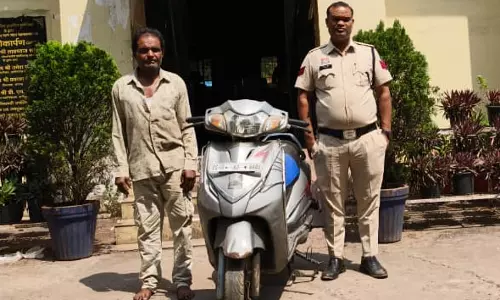 स्कूटी बेचने ग्राहक तलाशते पकड़ा गया चोर स्कूटी बेचने ग्राहक तलाशते पकड़ा गया चोर