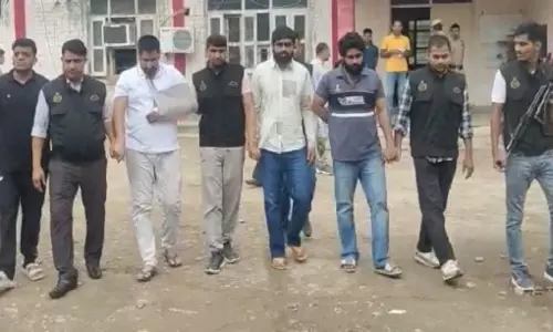 Rewari: रेवाड़ी पुलिस का एक्शन, इनामी आरोपी मथुरा से दबोचा Rewari: रेवाड़ी पुलिस का एक्शन, इनामी आरोपी मथुरा से दबोचा