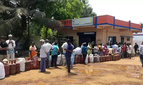 रमज़ान-उगादी उत्सव में बढ़ी मांग: Cylinders लेने के लिए लोगों की भीड़ उमड़ी रमज़ान-उगादी उत्सव में बढ़ी मांग: Cylinders लेने के लिए लोगों की भीड़ उमड़ी