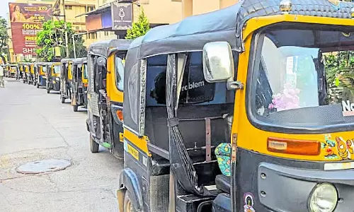 Mangaluru : LPG भरवाने के लिए रिक्शों की कतार Mangaluru : LPG भरवाने के लिए रिक्शों की कतार