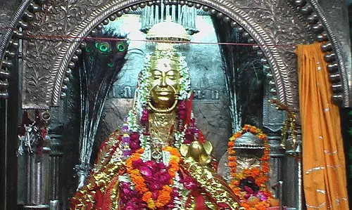 Gurgaon: गुड़गांव शीतला माता मंदिर में दर्शन के लिए लंबी कतारें Gurgaon: गुड़गांव शीतला माता मंदिर में दर्शन के लिए लंबी कतारें