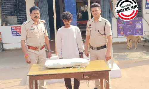 रेलवे ओवरब्रिज के नीचे गांजा तस्कर गिरफ्तार रेलवे ओवरब्रिज के नीचे गांजा तस्कर गिरफ्तार