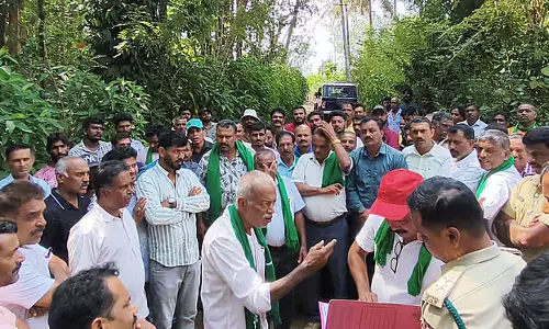 Somwarpet : किसानों ने कृषि भूमि की सफ़ाई में बाधा डाली Somwarpet : किसानों ने कृषि भूमि की सफ़ाई में बाधा डाली