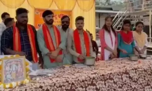 Rajgarh: स्वास्थ्य संदेश के साथ विहिप ने किया नीम मिश्री वितरण Rajgarh: स्वास्थ्य संदेश के साथ विहिप ने किया नीम मिश्री वितरण